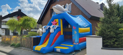Kinderspringen auf einer Hüpfburg Hüpfburg Seaworld mieten Kindergeburtstag Hochzeit