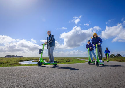 Mit unseren E-Scootern erleben Sie die Hallig ganz mühelos.