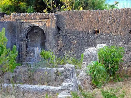 Wasini Mosque and graves from over 200 hundred years ago.