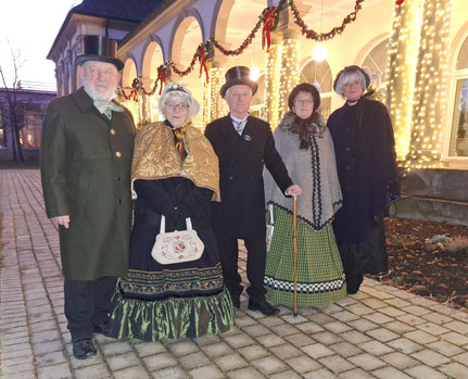 Vor der Weihnachtsbeleuchtung an der Wandelhalle