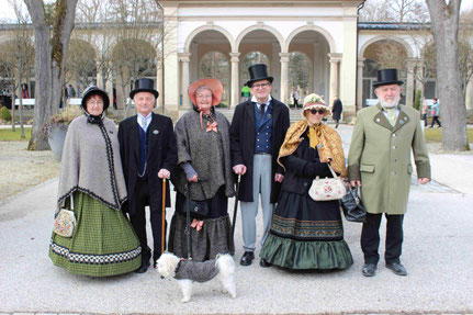 Vor der Wandelhalle für die Fotografen postieren