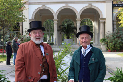 2 Biedermeier vor der Wandelhalle