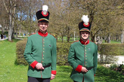 Zwei Mitglieder in Polizeiuniform