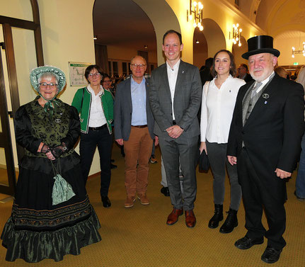 vl. Renate Benkner, Frau und Herr König, Kurdirektor Kai Hoffmann mit Partnerin, Johann Benkner