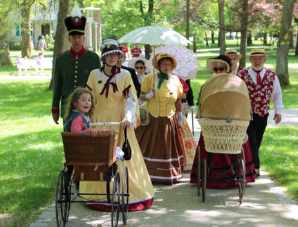 Gruppe flaniert durch den Park