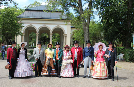 Teilnehmer vor der Wandelhalle