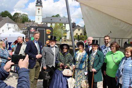 Links Landrat Dr. Oliver Bär, Biedermeier, dazwischen Kreisverband Hof Hilmar Bogler, Bürgermeister Michael Haas, Monika Hüttl Vorstand OGV Schw
