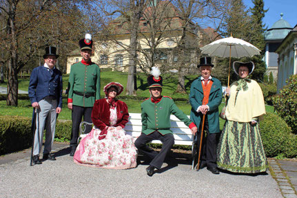 Gruppe mit Polizei