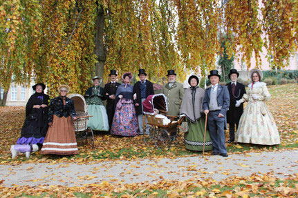 Gruppe unter Laubbaum