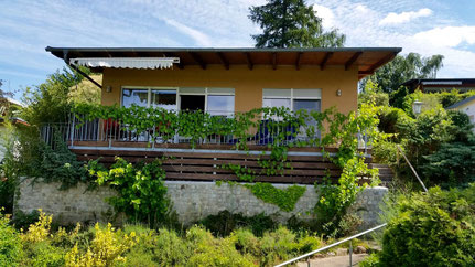 Ferienhaus in Werder an der Havel. Es liegt inmitten eines Obstgartens mit Blick auf den Glindower See. 5 Minuten Fußweg zum Werderpark. Gute Verkehrsanbindung nach Potsdam und Berlin.