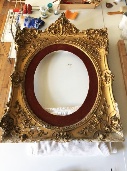 Barocker Goldpiegel vor der Restauration in unserem Atelier – antiker Spiegel wurde restauriert und steht zum Verkauf.