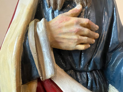 Detail einer farblichen Neufassung einer antiken Holzfigur. Restaurationen auf Anfrage