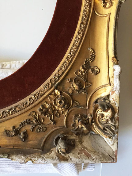 Restaurierungsarbeit Portraitrahmen aus Residenz München