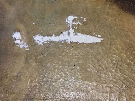 Abgeblätterte Farbschicht und Rissbildung auf alten Gemälde vor der Restaurierung