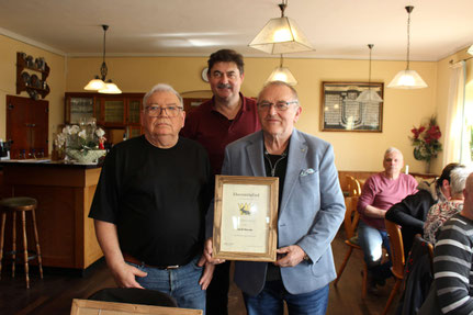 v.l. Hauptclubvorsitzender Rudi Hoffmann, Peter Wüste, neues Ehrenmitglied Adolf Hansky
