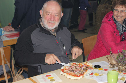Johann ließ sich die Pizza schmecken
