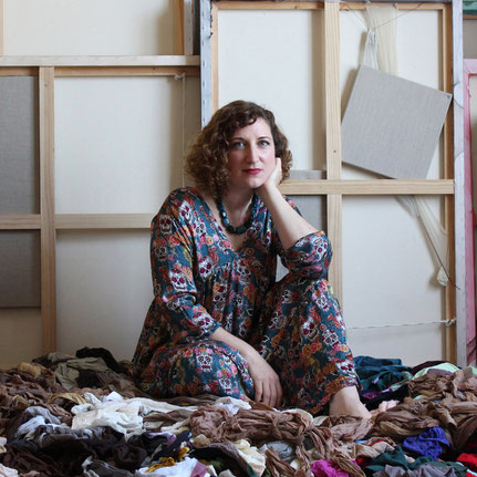 Settimia Taroux, artiste peintre et plasticienne, photographiée dans son atelier, entourée de ses toiles et de son matériau de prédilections : des collants de récupération. 