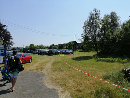 ...einen großen Ersatz-Parkplatz unmittelbar am Freibad-Eingang ausgewiesen!!!