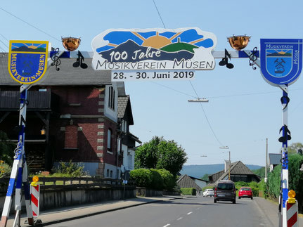 Ehrenpforte am Ortseingang von Müsen.
