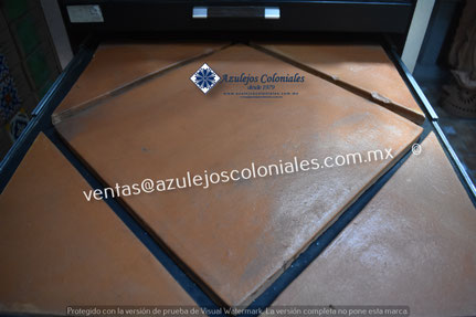 <img src="Loseta Cuadrada de Barro al Natural.jpg" alt=" Loseta Cuadrada de Barro al Natural hecha en México 100% a mano" />