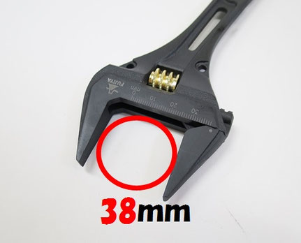 ・モンキーレンチ側は38mmまでワイドに開くので36mmのボルトナットにも安心して差し込めます。