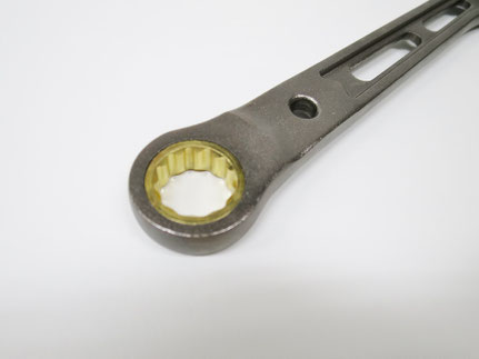 ヘッドに17mmのギアレンチ付き！
