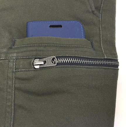 左側ポケット(両サイドポケットの上にモバイルポケットを装備)