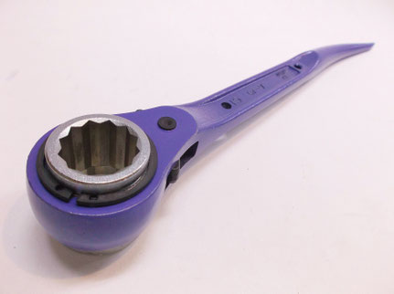 ソケット部が薄く、小スペースでの使用が可能です。