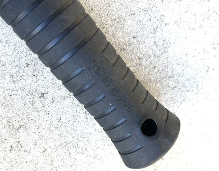 柄エンドには落下防止用シャックル取付穴を装備。
