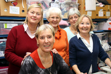 Frauenpower in der Kleiderstube: Mechtild Mause (u. li), Heidi Jentzen (re.), Heidi Beißel (hinten re.), Doris Meyer (Mitte) u. Cora Bross (oben li.)