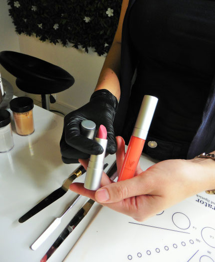 En bâtonnet ou liquide, la clientèle aura la choix de son rouge à lèvres.