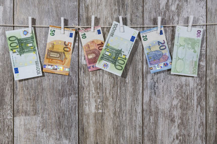 Euroscheine an Wäscheleine