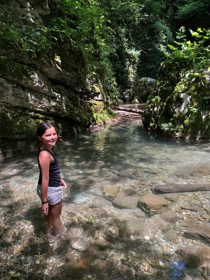 Kind im Fluss Kozjak 