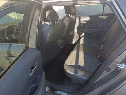 intérieur porte arrière gauche de la corolla de RC VTC Narbonne qui laisse présumer un confort d'assise sur ses sièges.