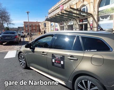 Véhicule Toyota Corolla devant la gare SNCF de Narbonne qui attend un passager qui a commandé une course via l'application RC VTC Narbonne. On y voit la voiture et également le devant de l'entrée de la gare voyageurs.
