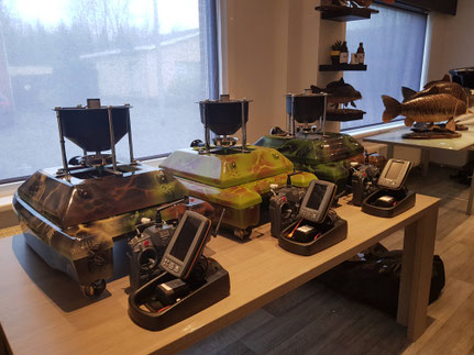 Voerboot - Voerboten - Baitboats - Baitboat- Pulse Bleu - Pulse Red - pulse Black - XR310 Toslon XR500 - autopilot - Carppilot pro - onderwatercamera - Toslon TF520 - visvinder - Fishfinders - visvinders - ToslonTF740 - karpervisser - Raymarine pro5 