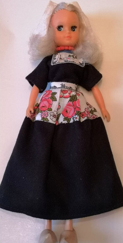 Another Volendam costume worn by a 70s Fleur. Photo by Angela Mombers.