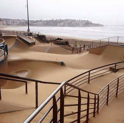 Image trouvée sur Twitter. Le vent a poussé le sable de la plage sur le skatepark de Bondi créant ce paysage urbain apocalyptique.