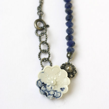 porseleinen ketting, porseleinen sieraden, delfts blauwe ketting met zeeuwse knoop, zoetwaterparels en zilver