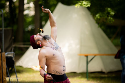 Flammen im Zwielicht (Fakirshow), Foto: Silavon