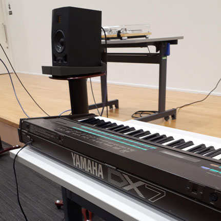 フュージョンサウンドを支えたDX7で実演
