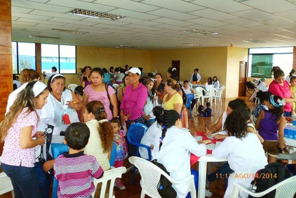Pacientes del Barrio Villamarina reciben atención médica patrocinada por la Celec. Manta, Ecuador.