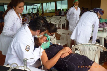 Odontólogos en formación atienden a una paciente servida por la Celec. Manta, Ecuador.