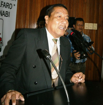 Carlos Flores Cantos, docente universitario, autor del libro "Introducción a la Estadística", en el acto de la presentación. Manta, Ecuador.
