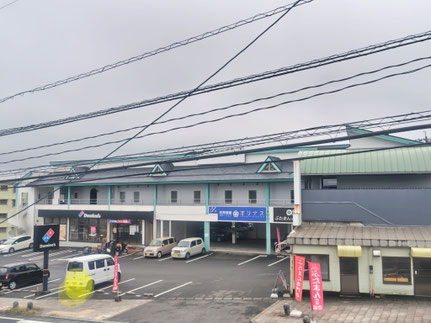 治療院の窓から見たセブンイレブン別府荘園店とまねきねこ（カラオケ）です。