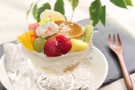 フルーツと生クリームがあしらわれたプリンアラモード。