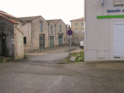 Vue de l'entrée de l'espace Sainte-Catherine à droite de la pharmacie