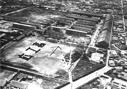 1959年（昭和34年）の広島県立工業高校。レンガ倉庫は校舎としても使用された。（広島県立工業高校同窓会提供）