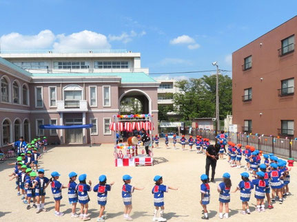 夏祭りで盆踊りをしている様子