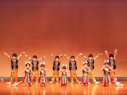 お遊戯会で子どもたちが踊っている写真１